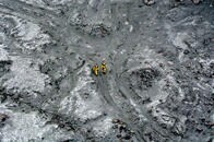 ニュージーランド火山噴火、依然危険な現場で不明者を決死の捜索