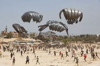 イスラエル軍に殺されるかもしれないけど...空輸される食料に命がけで殺到するガザ市民