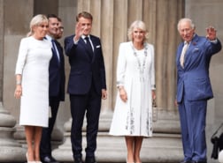 チャールズ国王とマクロン大統領が並んで見つめた「英国征服」──1000年越しに海を渡った歴史的至宝