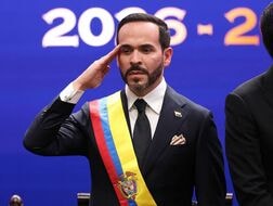 コロンビア新大統領が就任、麻薬組織との闘いと財政緊縮誓う
