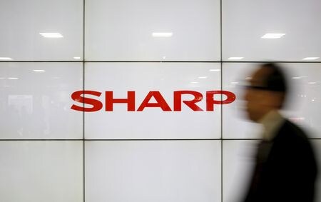 　５月１４日、シャープは堺工場でのディスプレイパネルの生産停止を決定したと発表した。写真はシャープのロゴ。２０１６年２月、都内で撮影（２０２４年　ロイター/Yuya Shino）