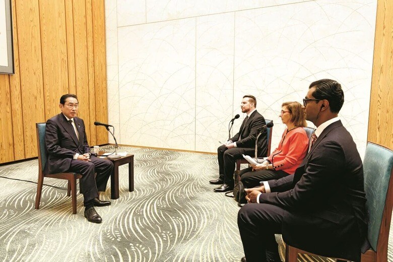 岸田首相へのインタビューを行った右手前からプラガドCEO、クーパー編集長、オコナー副編集長　PHOTOGRAPH BY HARUO MOTOHASHI