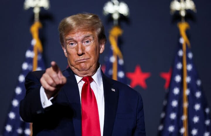 １１月の大統領選で再選を目指すトランプ前大統領は１４日、共和党の候補指名を争うヘイリー元国連大使と民主党のペロシ元下院議長を混同したことなどについて意図的だったと釈明した（２０２４年　ロイター／Sam Wolfe）