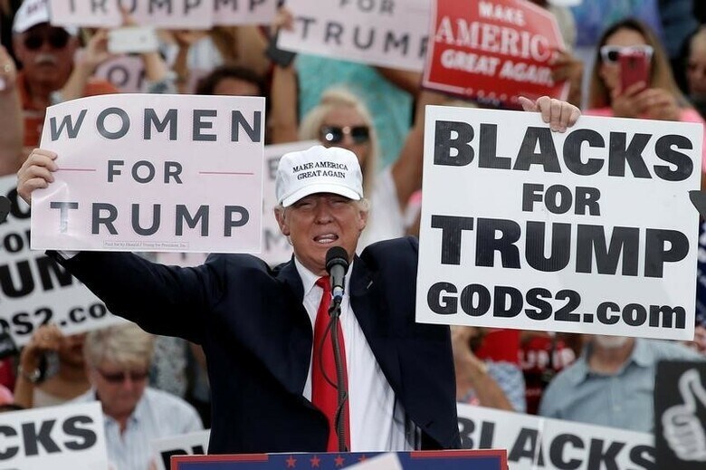 １０月１２日、米紙ニューヨーク・タイムズが、米大統領選の共和党候補ドナルド・トランプ氏（写真）に身体を触られるなどのセクシャルハラスメントを受けたとする女性２人の話を伝えたことを受け、トランプ陣営は記事は「作り話」と反論した。（２０１６年　ロイター/Mike Segar）