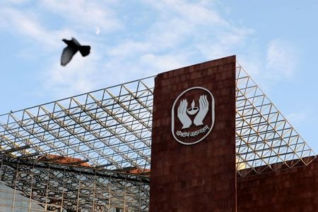 インド政府は、大手国営生命保険会社ライフ・インシュアランス・コーポレーション（ＬＩＣ）が予定している新規株式公開（ＩＰＯ）について、中国人投資家による株式の購入を阻止する可能性が高い。ニューデリーの同社オフィスで１４日撮影。（２０２１年　ロイター/Anushree Fadnavis）