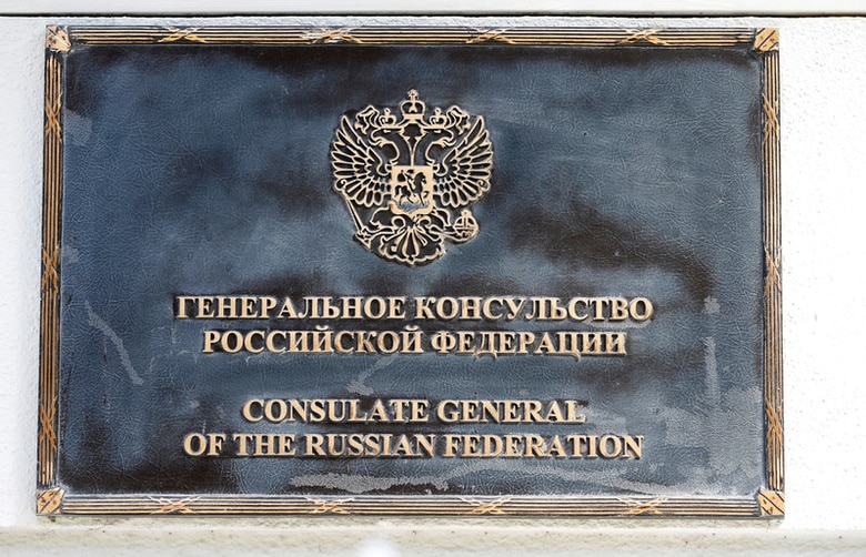 ８月３１日、米国務省はサンフランシスコにあるロシア総領事館など３カ所の在米公館施設を閉鎖するようロシア政府に求めたことを明らかにした。ロシアが同国駐在の米外交官削減を要請したことへの対抗措置。写真は同総領事館の入り口にて撮影（２０１７年　ロイター／Stephen Lam）
