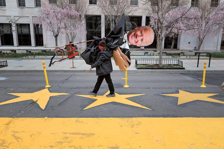 デモ行進の終了後、バイデン人形を運ぶデモ参加者（4月1日）　CHIP SOMODEVILLA/GETTY IMAGES