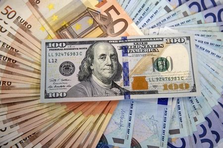 　１０月３０日、ニューヨーク外為市場では、ドルがやや上昇した。欧州中央銀行（ＥＣＢ）が３日にも追加緩和に踏み切るとの見方でユーロがドルに対して値を下げた。３月撮影（２０１５年　ロイター/Dado Ruvic）