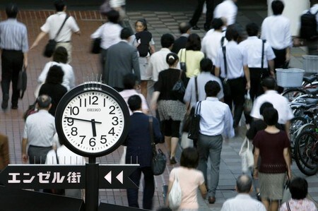 　６月２１日、６月ロイター企業調査によると、国会会期を延長して与党が成立を目指す「働き方改革」法案のうち、「高度プロフェッショナル制度」（高プロ）について、多くの企業が制度内容や効果を疑問視していることがわかった。駅に向かう人々。写真は２００９年８月都内で撮影（２０１８年  ロイター）