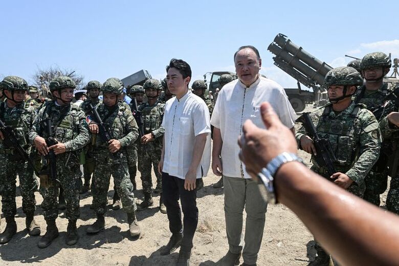 日本の自衛隊が正式参加した米比の合同軍事演習「バリカタン」を視察する小泉進次郎防衛相とテオドロ国防相。５月６日、フィリピンパオアイで撮影（２０２６年　ロイター/Noel Celis）