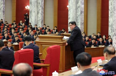 北朝鮮の金正恩朝鮮労働党総書記は２３─２４日の朝鮮労働党第８期中央委員会第１９回政治局拡大会議で地域開発について演説し、食料など最低限の生活必需品を国民に提供できないのは「深刻な政治問題」だと指摘、経済発展を改善する方法を模索するよう指示した。写真は朝鮮中央通信が２５日提供（２０２４年　ロイター／KCNA）