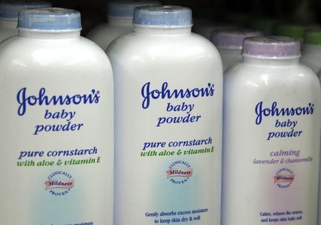 　２月２３日、米ミズーリ州巡回裁判所の陪審は、米日用品大手ジョンソン・エンド・ジョンソンが販売するタルクを原料とする衛生用品「ベビーパウダー」などの使用と関連のある卵巣がんで死亡した女性の家族に対し、７２００万ドルの損害賠償を支払うよう命じた。写真は同社のベビーパウダー。コロラド州の店舗で２００９年４月撮影（２０１６年　ロイター/Rick Wilking）