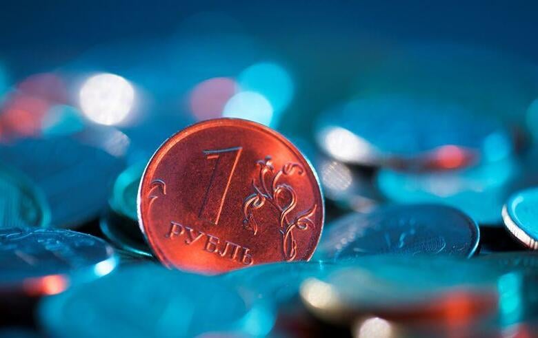 ロシアは3月16日にドル建て国債2本の利払い期限を迎える。写真はルーブル貨幣。2018年10月撮影（2022年　ロイター/Maxim Shemetov）