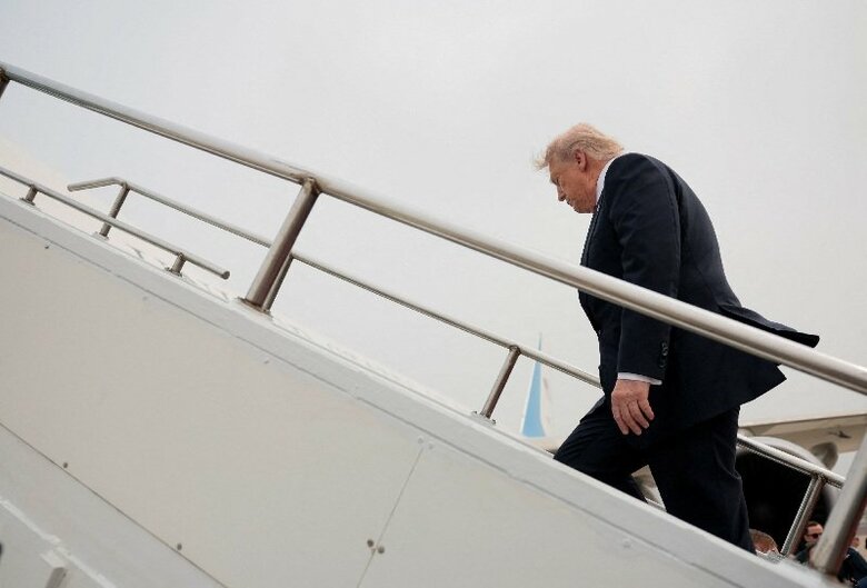 北京を出発するトランプ米大統領　15日撮影　REUTERS/Evan Vucci