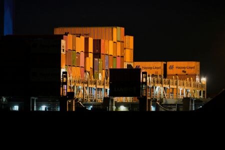 ７月８日、ドイツ連邦統計庁が発表した５月の輸出は前月比１．４％減と、予想以上に減少した。ハンブルグ港で２月撮影（２０２５年　ロイター/Fabian Bimmer）