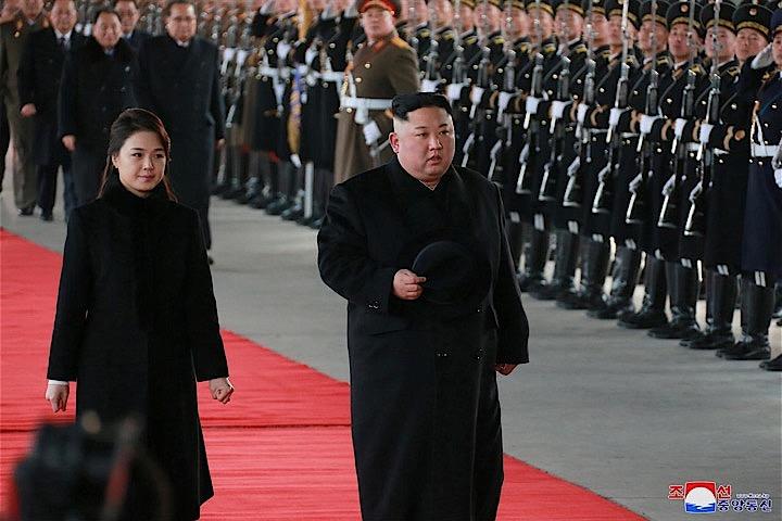 　１月８日、北朝鮮の金正恩朝鮮労働党委員長が、中国の習近平国家主席の招請で同国を訪問している。写真は７日、平壌を出発する金正恩氏（右）。KCNAが８日配信（２０１９年　ロイター）