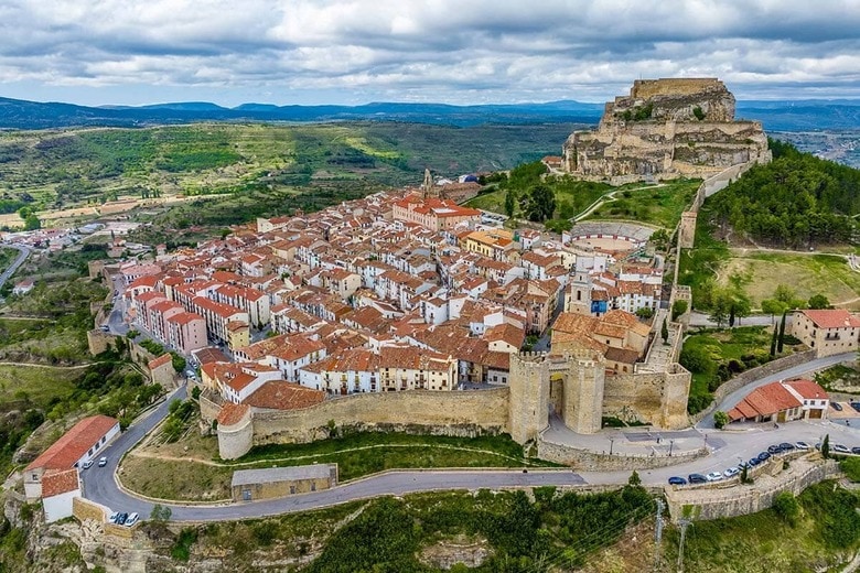 スペイン・モレリャ（モレージャ）の城壁に囲まれた街並み　KarSol-Shutterstock