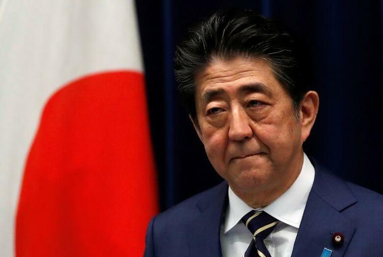 安倍晋三首相（写真）は衆院本会議で、政府は新型コロナウイルスの感染拡大防止にあたり、国民の多数が感染することで免疫をつけさせる「集団免疫」の獲得を直接の目的とはしていないとの見解を示した。写真は都内で3月撮影（2020年　ロイター／ISSEI KATO）