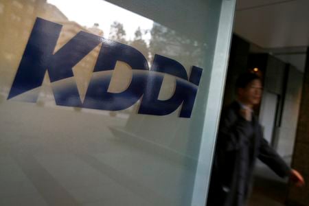　１２月１６日、総務省はＫＤＤＩが電気通信事業法に違反した不適切な端末代金の値引きを行ったとして、規定の順守を徹底し、再発防止策を着実に実施するよう同日付で行政指導したと発表した。写真はＫＤＤＩのロゴ。２００８年１１月、都内で撮影（２０２２年　ロイター）