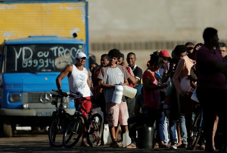 ５月２９日、ブラジルのテメル大統領（写真）は、ブラジル国内で大混乱を引き起こしているトラック運転手のストについて、クーデターにつながる可能性は皆無だと一蹴し、軍の介入を否定。写真は首都ブラジリアのガソリンスタンドに並ぶ人々の列（２０１８年　ロイター/Ueslei Marcelino）