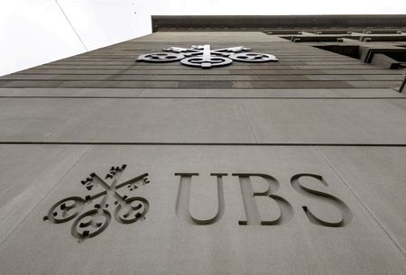 　６月３日、 ＵＢＳグローバル・ウェルス・マネジメントのマーク・ヘーフェル最高投資責任者は、株式よりも債券への投資に傾きつつあるとの考えを示した。写真はUBSのロゴ。チューリヒで２０２３年３月撮影（２０２４年　ロイター/Denis Balibouse）