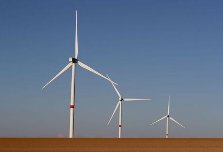 　７月１３日、ＥＵの温暖化ガス排出権価格が序盤の取引で１４年ぶりの高水準となった。写真は４月、ベルギーのWaremme近郊で撮影した風力タービン（２０２０年　ロイター／Yves Herman）