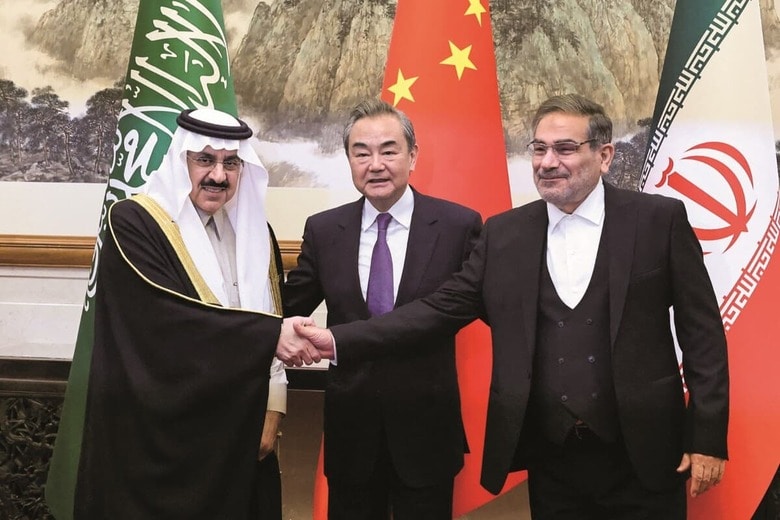 王毅（ワン・イー）中国共産党政治局員（中央）が和平を仲介（北京）　CHINA DAILYｰREUTERS