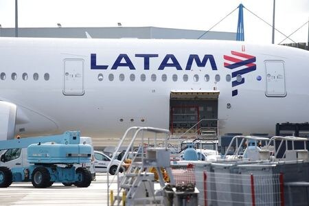 　５月２６日、中南米最大の航空会社のＬＡＴＡＭ（ラタム）航空グループは、同社とチリ、ペルー、コロンビア、エクアドル、米国の関連会社が米国で連邦破産法１１条の適用を申請したと発表した。。写真はＬＡＴＡＭ航空の飛行機。フランスのコロミエで２０１８年１１月撮影（２０２０年　ロイター／Regis Duvignau）