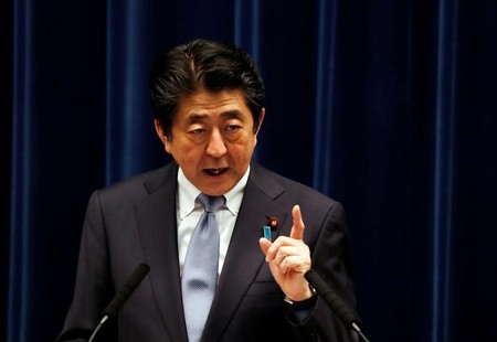 ７月２０日、安倍晋三首相は米政府による自動車関税措置などの貿易制限に関し、回避に向けて「粘り強く対処する」と語った。写真は２０日、都内で撮影（２０１８年　ロイター/Kim Kyung-Hoon）