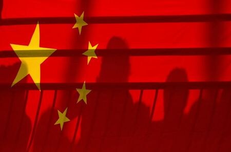 １０月３０日までに中国の大手国有銀５行が発表した第３・四半期決算は減益となった。利益が過去最悪のペースで落ち込んだ第２・四半期からは改善したものの、経済活動の停滞で融資回収が困難になっていることから、向こう数四半期は不良債権圧力が高まるとの見方が出ている。写真は２００８年８月、北京で（２０２０年　ロイター／Phil Noble）