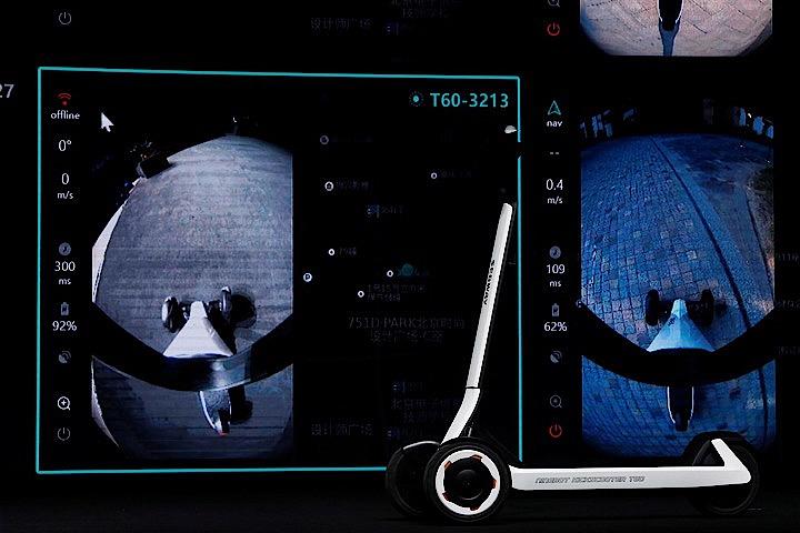 電動スクーターの製造を手掛ける中国のセグウェイ・ナインボットグループは、自動で充電ステーションに戻る電動スクーターを発表した。写真は新電動スクーター（2019年　ロイター/Florence Lo）