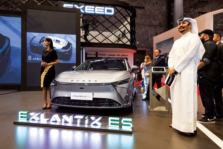 カタールの首都ドーハで開かれたモーターショーでは、中国製の高級EVが注目を浴びた　CHRISTOPHER PIKEｰBLOOMBERG/GETTY IMAGES