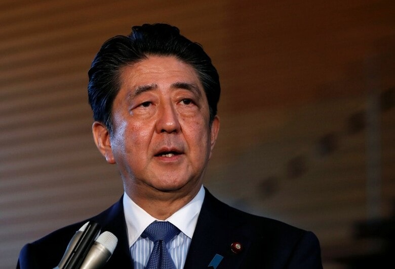 ６月１８日、安倍晋三首相（写真）は参院決算委員会で、拉致問題の解決に向けて最終的には日朝首脳会談を実現する必要があるとの考えを重ねて示した。写真は都内で１２日撮影（２０１８年　ロイター／Issei Kato）