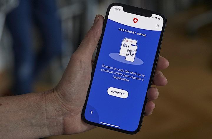 ワクチン接種が普及しだしたスイスではワクチン接種のデジタル証明書アプリも配布されている　REUTERS/Denis Balibouse