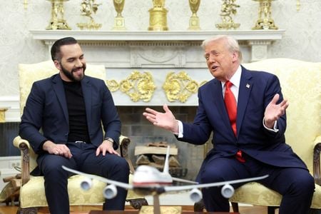 　４月３０日、トランプ米大統領は、誤ってエルサルバドルへ国外追放されたメリーランド州の男性の米国への送還について、同国のブケレ大統領（左）とは協議していないと明らかにした。米ホワイトハウスで先月１４日撮影（２０２５年　ロイター／Kevin Lamarque）