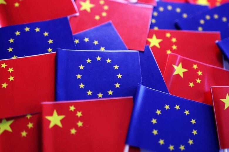 EUと中国の旗。2025年3月撮影。 REUTERS/Dado Ruvic