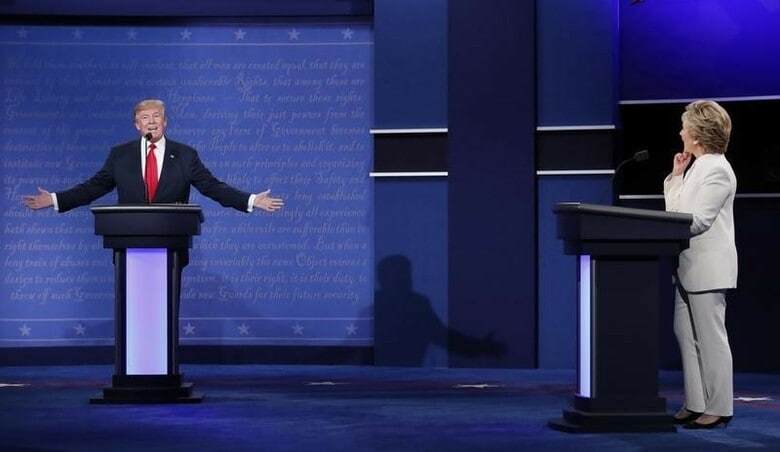 １０月１９日、米大統領選の候補者による最後の論戦となるい第３回テレビ討論会が１９日、ネバダ州ラスベガスで行われ、民主党のヒラリー・クリントン氏（写真右）と共和党のドナルド・トランプ氏（写真左）が激しい論戦を展開した（２０１６年　ロイター／Rick Wilking）