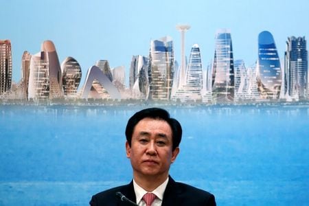 経営危機に陥っている中国の不動産大手、中国恒大集団の許家印会長は、１０年以内に主要事業を不動産開発から新エネルギー車に移行させる方針を示した。２０１７年撮影。（２０２１年　ロイター/Bobby Yip）
