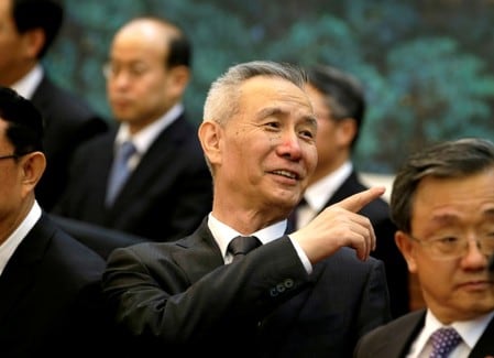 　２月２３日、中国人民銀行（中央銀行）の次期総裁に、習近平国家主席の信認のあるハーバード大に留学経験のあるエコノミスト、劉鶴氏（写真中央）が最有力候補として浮上した。写真は昨年５月、北京の人民大会堂で撮影（２０１８年　ロイター/Jason Lee）
