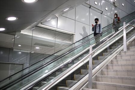 　３月２６日、西オーストラリア州のマゴワン首相は、同州沖にいるクルーズ船２隻に対し、豪海域から「直ちに」離れるよう求めた。写真は新型コロナウイルス感染拡大の影響で閑散としたシドニーの鉄道駅で２４日撮影（２０２０年　ロイター／Loren Elliott）