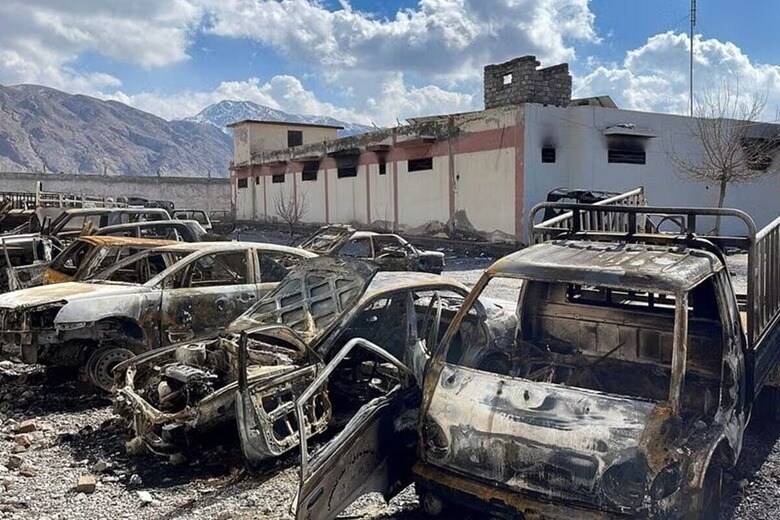 写真は襲撃で被害を受けた車両。２月、パキスタン・クエッタで撮影。REUTERS