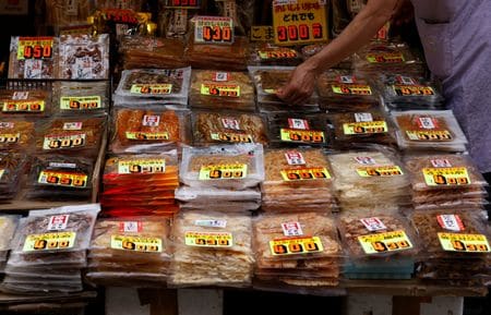 日銀が１２日発表した「生活意識に関するアンケート調査」（第９７回＜２０２４年３月調査＞）によると、１年後の物価が「上がる」と予想する回答者の割合は８３．３％となり、前回２３年１２月調査の７９．３％から増加した。写真は２０２２年５月、東京で撮影（２０２４年　ロイター /Kim Kyung-Hoon）