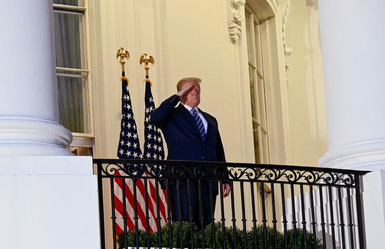 3日で退院してマスクを外し、ホワイトハウスで健在ぶりをアピールするトランプ（10月5日）　Erin Scot-REUTERSt