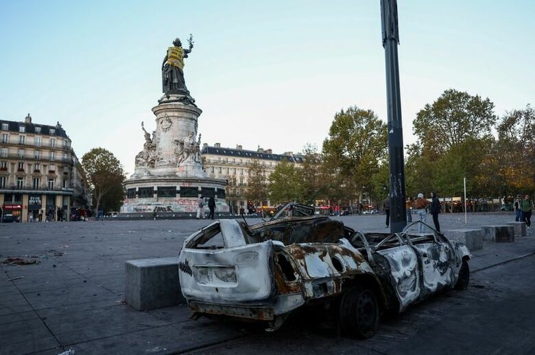 週末にデモが行われたフランス・パリで１８日撮影。REUTERS/Abdul Saboor