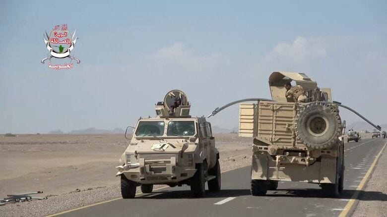 サウジアラビアが支援するイエメン政府軍が、イランが支援するフーシ派に対して攻勢をかける中、道路を走行する軍用車両。10月5日、イエメン・タイズ県ズバブ近郊で撮影。Southern Giants Brigades提供。REUTERS
