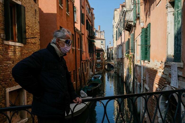 イタリア市民保護局は11日、新型コロナウイルスの感染による死者が過去24時間で196人増え、計827人になったと発表した。増加数は国内感染が初めて確認された2月21日以降で最多となる。ベニスで撮影（2020年　ロイター/MANUEL SILVESTRI）
