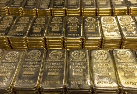 　３月１８日、金現物が取引で、１オンス＝３０００ドルを再び突破し、過去最高値を付けた。写真は金の延べ棒。スイスのメンドリシオで２０２２年７月撮影（２０２５　ロイター／Denis Balibouse）