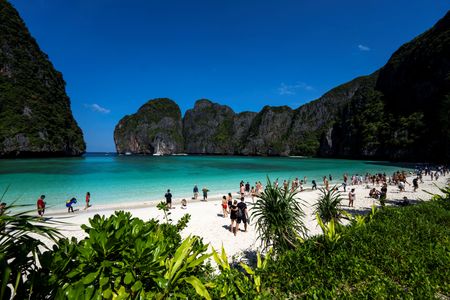 　５月６日、タイのタナコーン政府報道官は、今年は５００万─１５００万人の外国人観光客受け入れを見込んでいると明らかにした。写真はマヤベイを訪れる観光客。タイのクラビーで１月撮影（２０２２年　ロイター／Athit Perawongmetha）