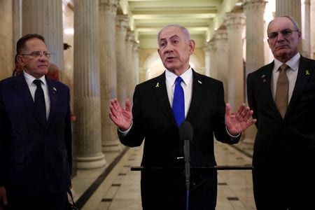 　７月９日、イスラエルのネタニヤフ首相（写真中央）は、トランプ米大統領との会談ではパレスチナ自治区ガザで拘束されている人質の解放に向けた取り組みを中心に協議したと明らかにした。ワシントンで８日撮影（２０２５年　ロイター／Evelyn Hockstein）