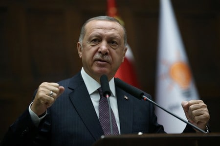 １１月２６日、トルコのエルドアン大統領（写真）は、同国の金利とインフレ率について、「あらゆるプレッシャーにもかかわらず」望ましい水準に向かっているとした上で、２０２０年には１桁台に低下するとの見方を示した。１１月１９日、アンカラのトルコ議会で撮影（２０１９年　ロイター/大統領府提供）